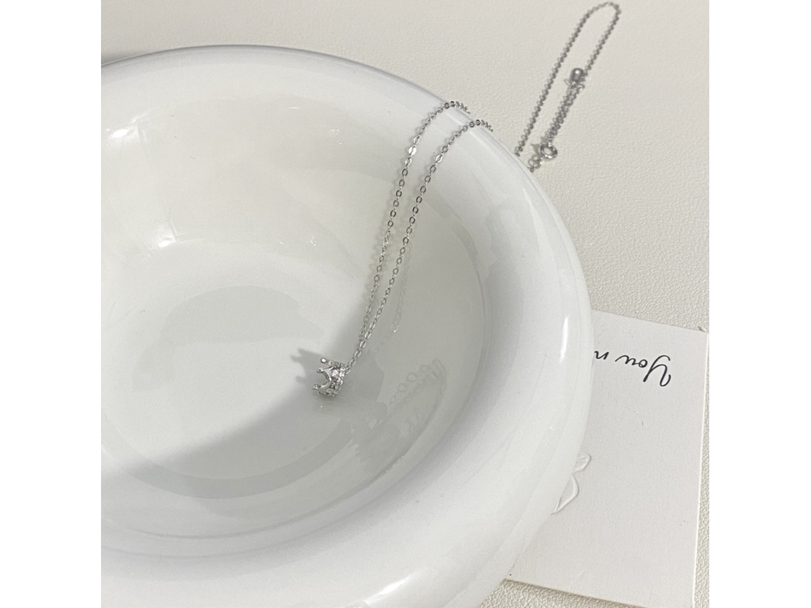 Colar em Prata de Lei 925 Estilo Coreano com Pingente de Coroa Pequena Cravejado de Diamantes Clássico, Simples e Sofisticado. MDUG (ouro Branco)