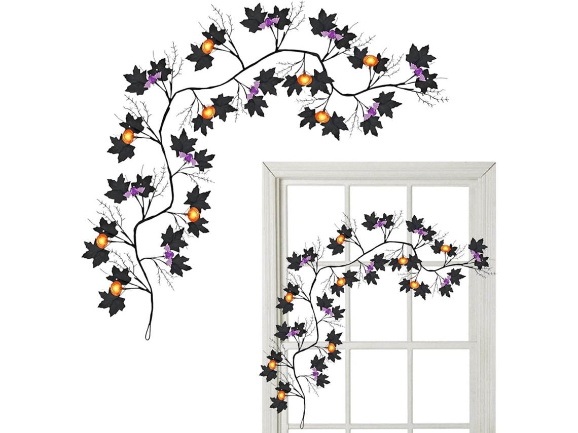 Galos de trepadeira para o Halloween com decorações natalinas e tambores.
