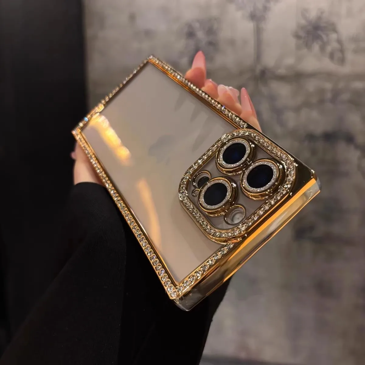 Capa Para Celular (iphone 16 Pro Max Dourada) Com Strass E Revestimento Eletrolítico.
