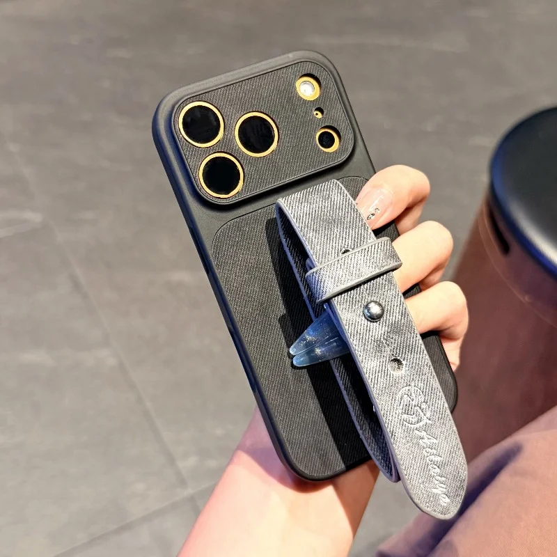 Capa Para Celular (iphone 15 Preto) Com Alça De Pulso Em Jeans E Suporte, Feita De Couro Bovino.