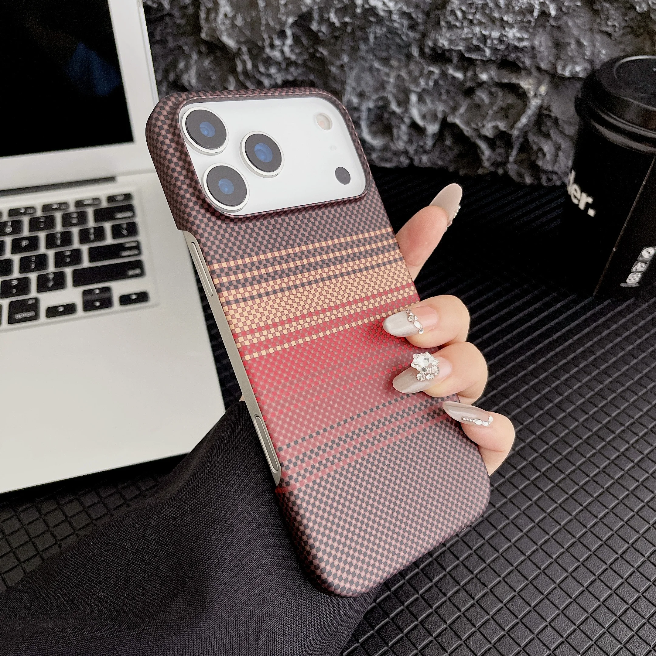 Capa Para Iphone 17 Pro Max Com Textura Fosca Em Fibra De Carbono, Ultrafina E Resistente A Impactos, Com Dissipação De Calor.