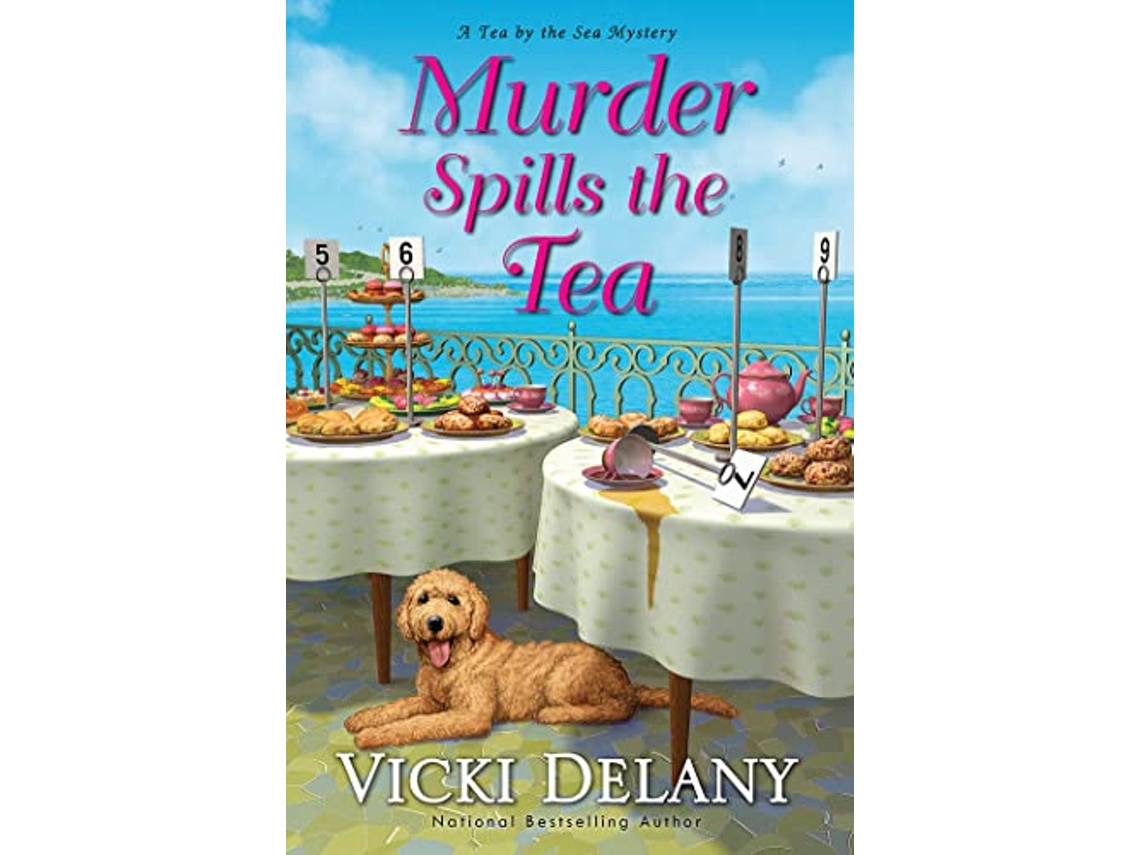 Livro Murder Spills the Tea de Vicki Delany (Inglês - Capa Dura)