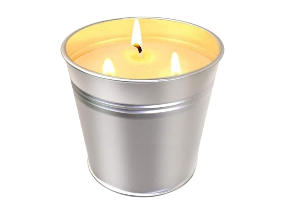 Velas de lavanda em latas de metal