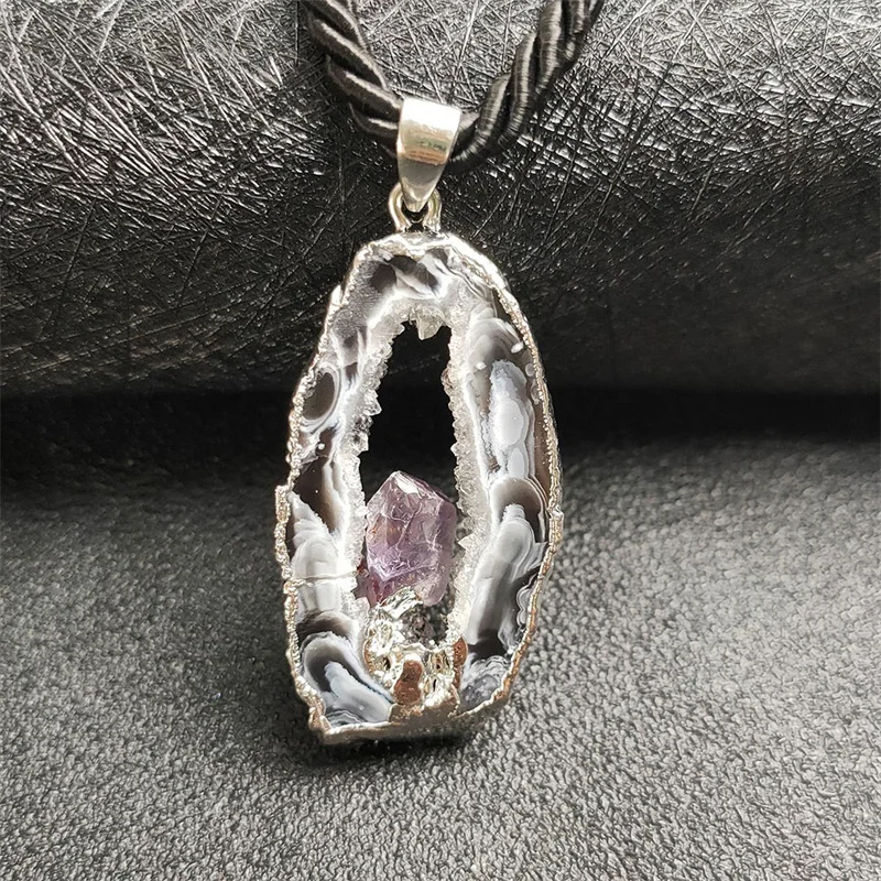 Colar com Pingente de Cristal de Cura , Ágata Natural Vazada com Ametista. MDUG (prateado)