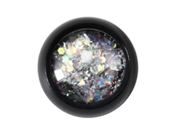 Decoração de unhas com glitter em formato de estrela hexagonal irregular, brilhantes e prateadas para uma manicure artística.