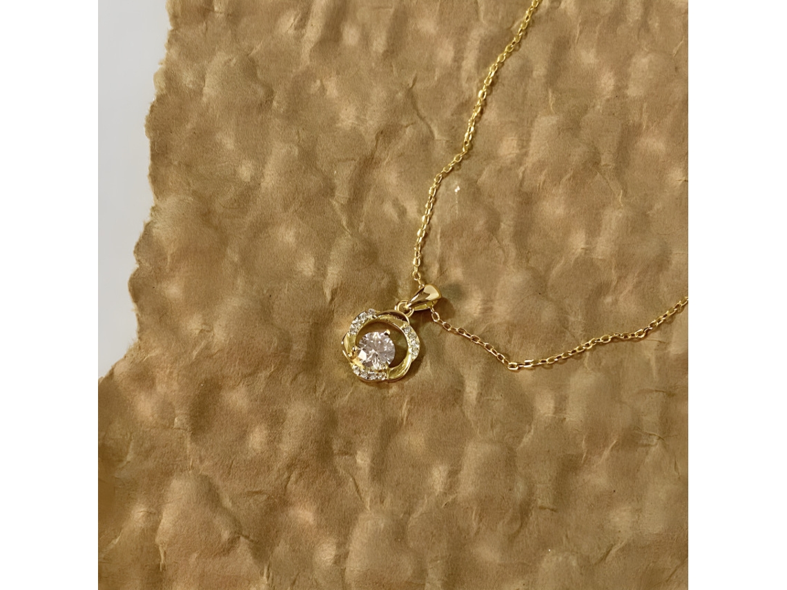 Colar em Prata de Lei 925 com Fita de Möbius , Moissanita e Zircônia: Luxo Discreto, Versátil e Sofisticado. MDUG (dourada)