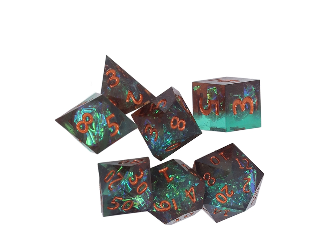 Conjunto Mali de dados poligonais portáteis em resina translúcida para jogos de tabuleiro, com números nítidos.