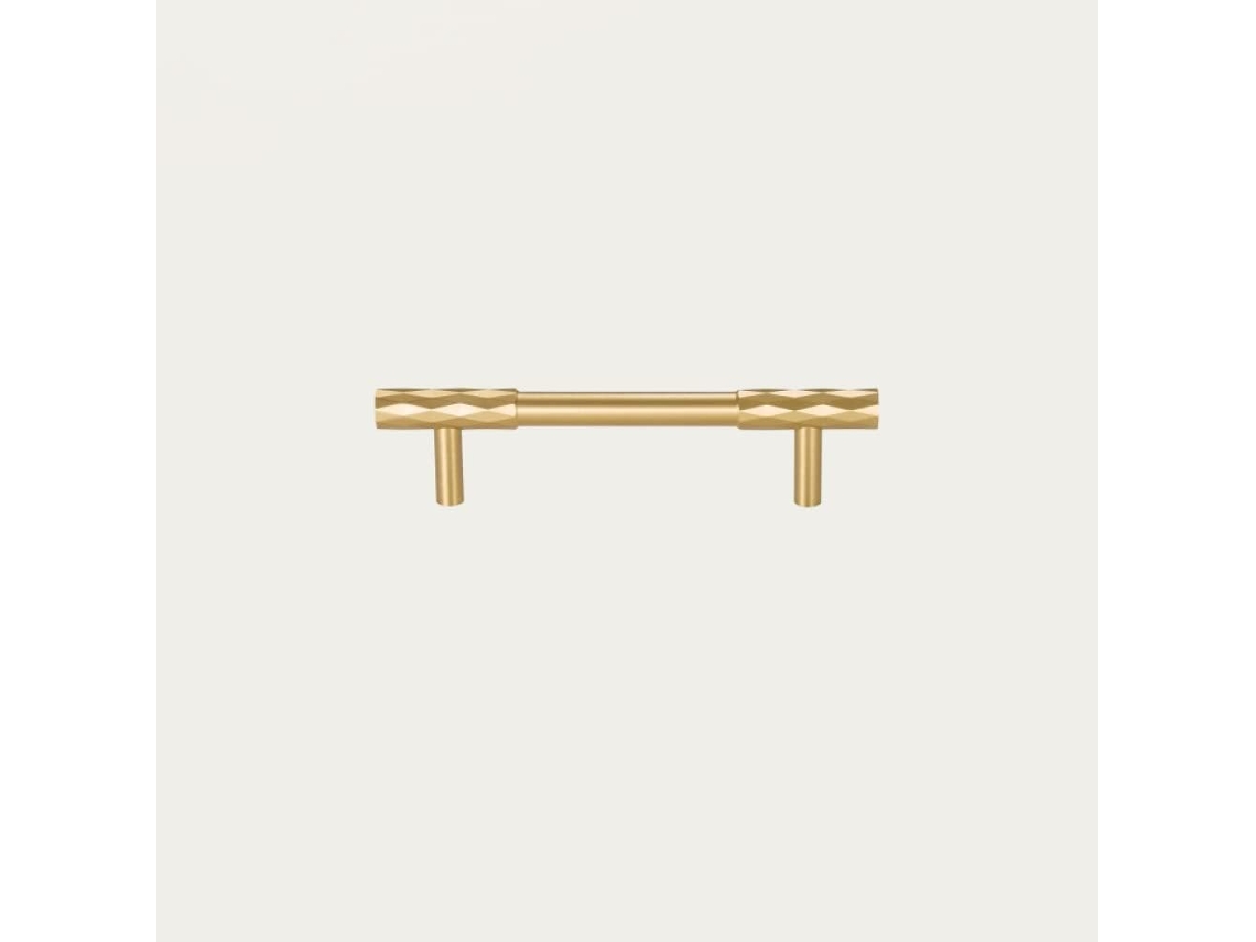 Puxadores De Latão Youther Para Móveis Em Cômoda Alta Moderna Com Acabamento Martelado.