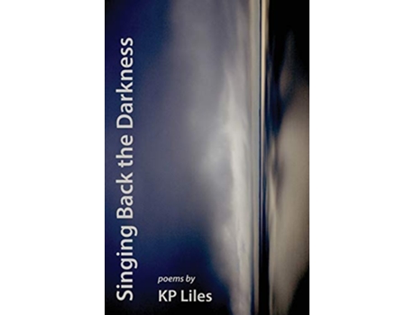 Livro Singing Back the Darkness de KP Liles (Inglês)