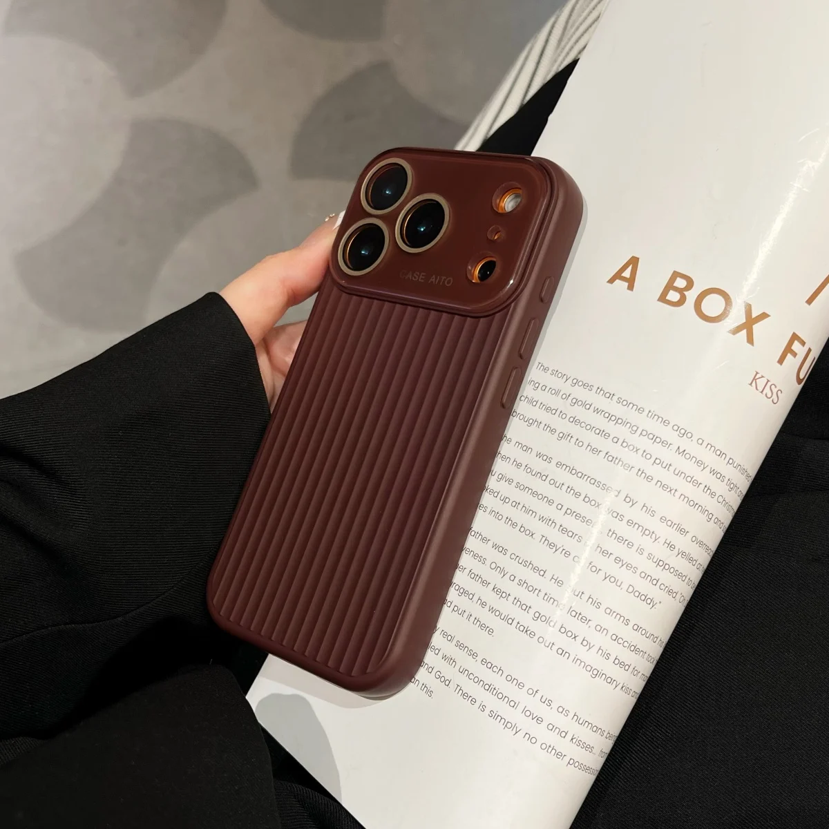 Capa Listrada Para Iphone 14 Pro (cor Café), Protege A Câmera, Acabamento Fosco Resistente A Impactos.