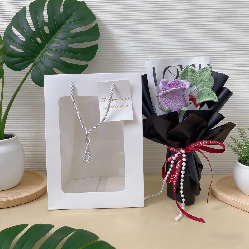 Buquê De Rosas Artificiais De Crochê Com Bolsa - Um Presente Criativo Para O Dia Dos Namorados.