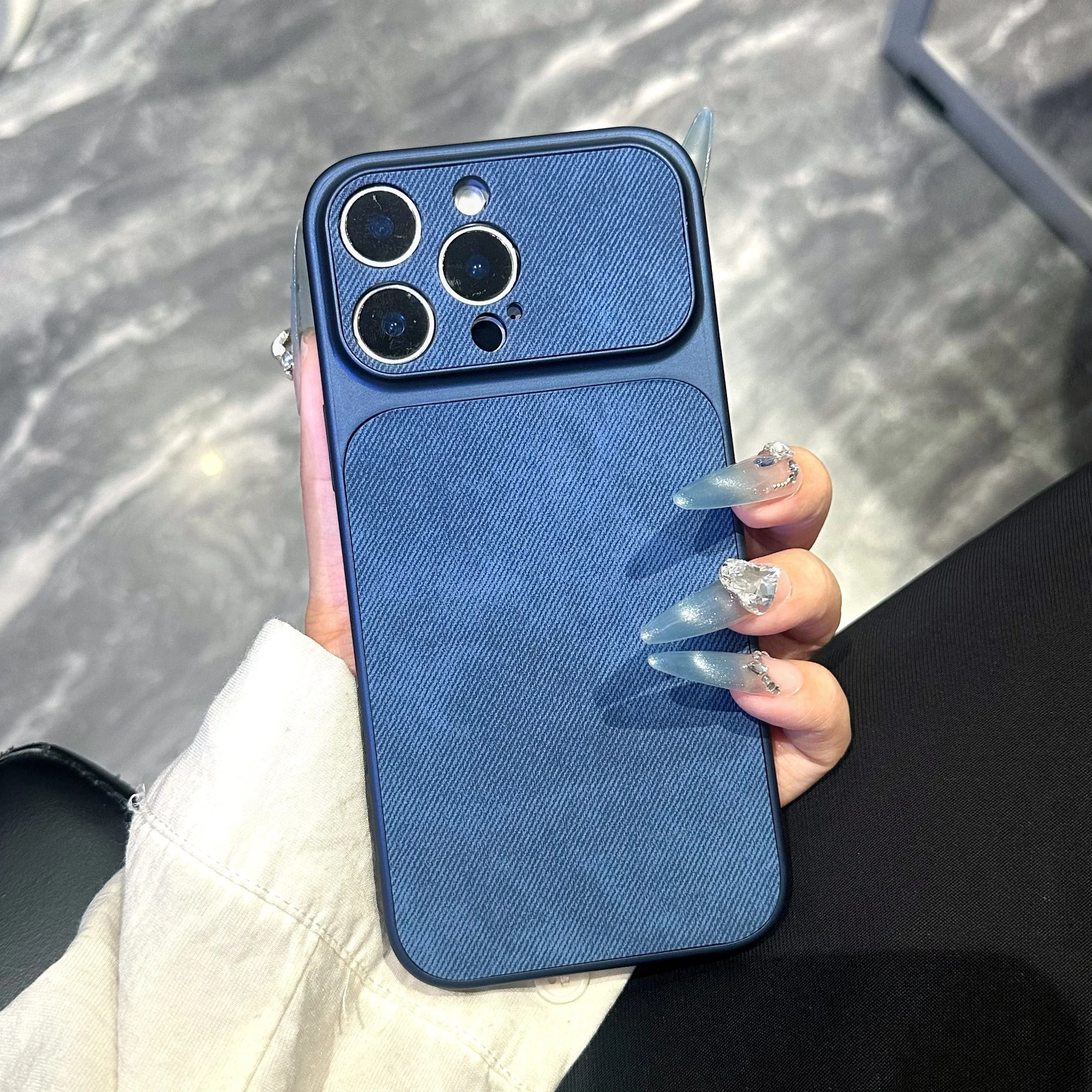 Capa Para Iphone 14 Em Jeans Fosco Macio, Resistente A Impactos E Com Revestimento Eletrolítico.