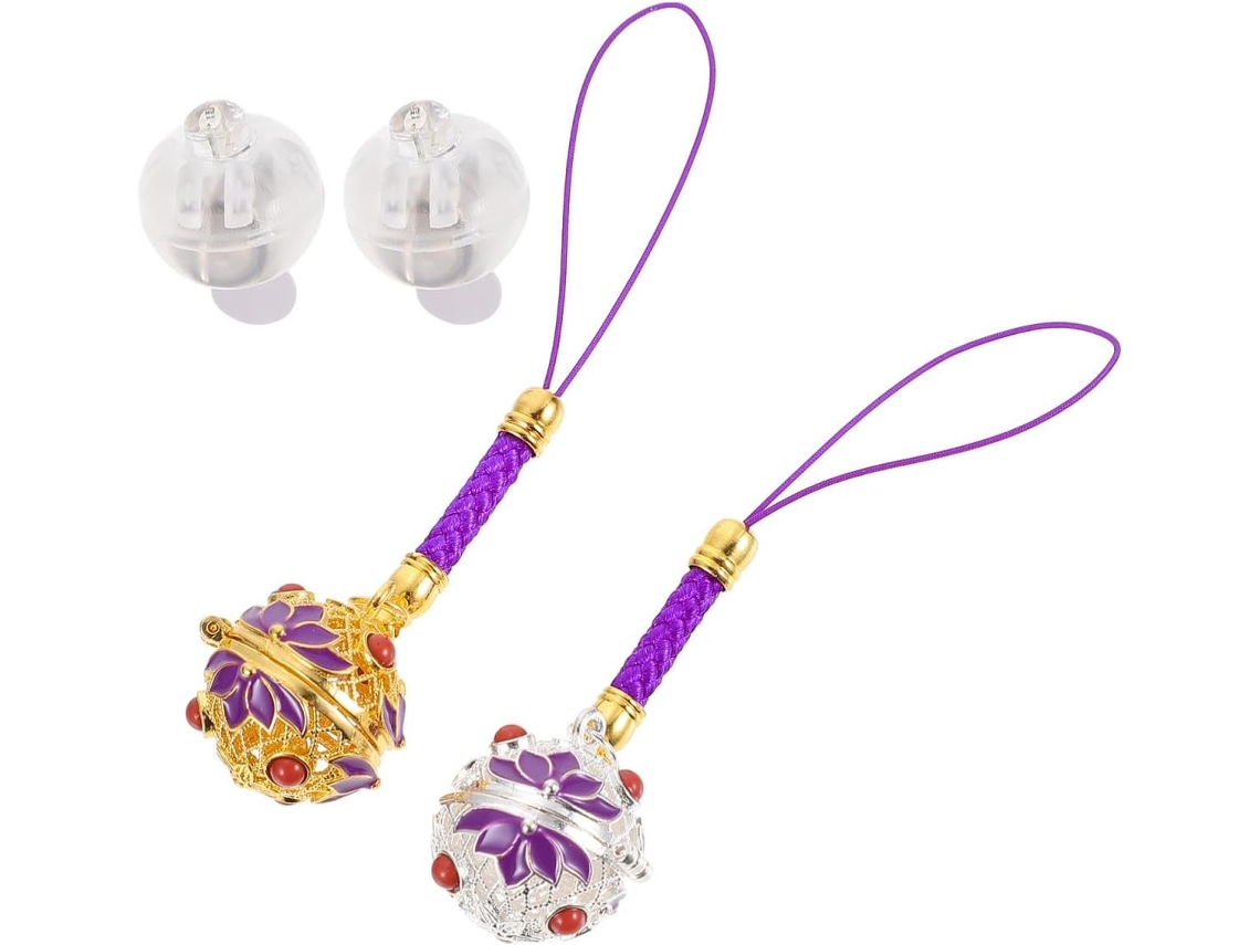 Conjunto de 2 elegantes chaveiros decorativos em cobre com difusor de óleos essenciais.