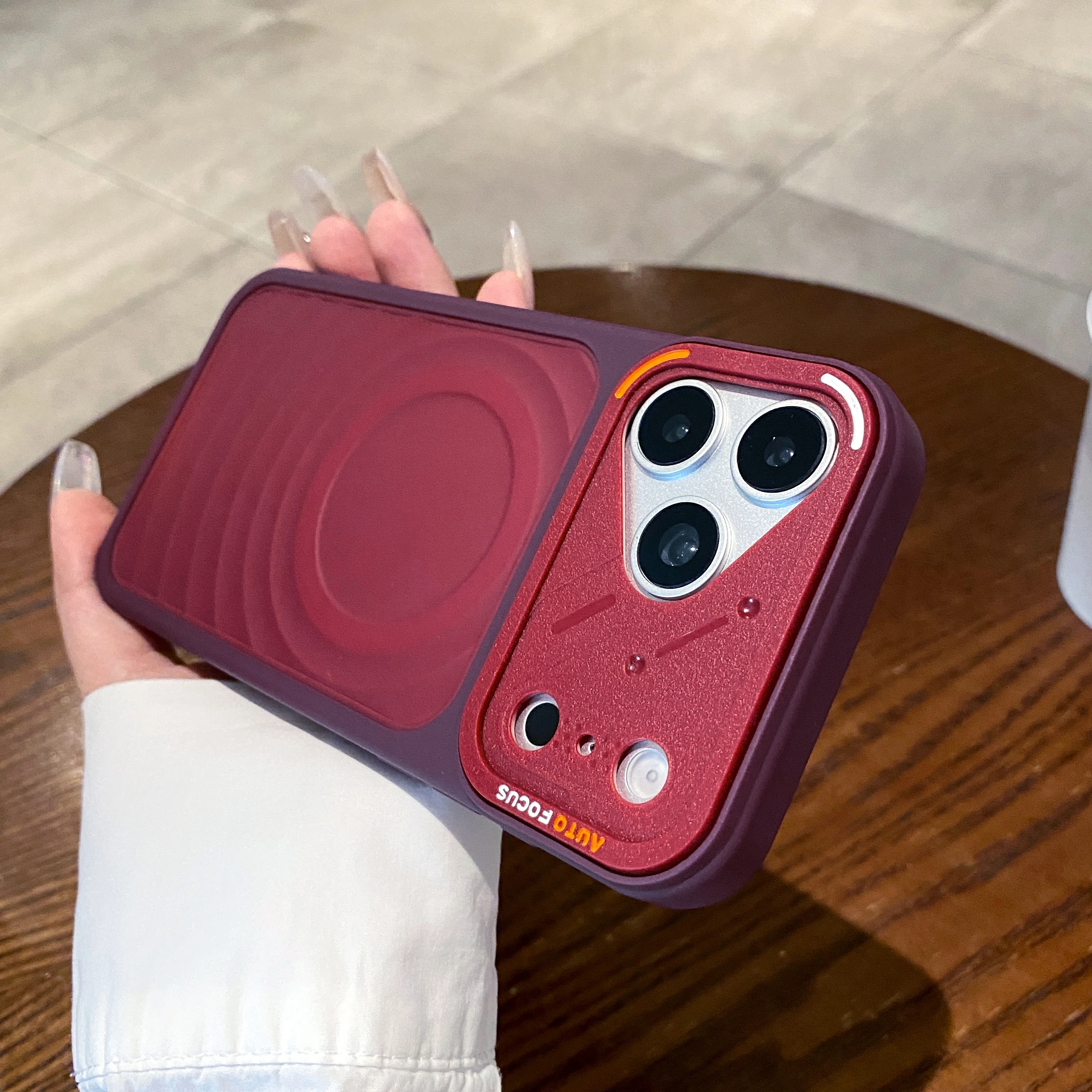 Capa Magnética Ondulada Para Celular (iphone 13 Pro Max Vermelho) Com Quatro Airbags Nos Cantos Para Proteção Contra Quedas.