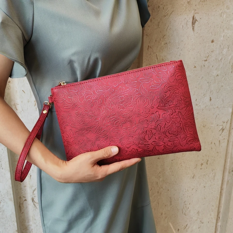 Bolsa Feminina Vintage Estilo Carteira/celular/envelope Com Estampa Em Relevo (bordô, 28 Cm X 18 Cm X 1 Cm).