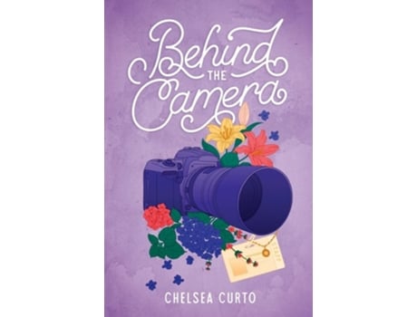 Livro Behind the Camera de Chelsea Curto (Inglês)