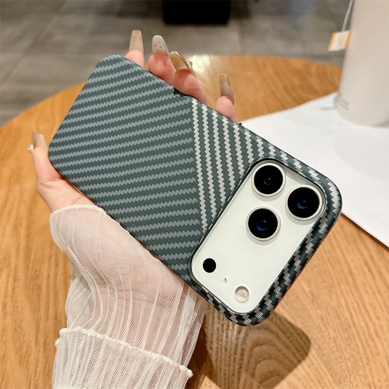 Capa De Celular Elegante Em Fibra De Carbono Com Revestimento Magnético Invisível E Proteção Fosca Contra Quedas (iphone 17).