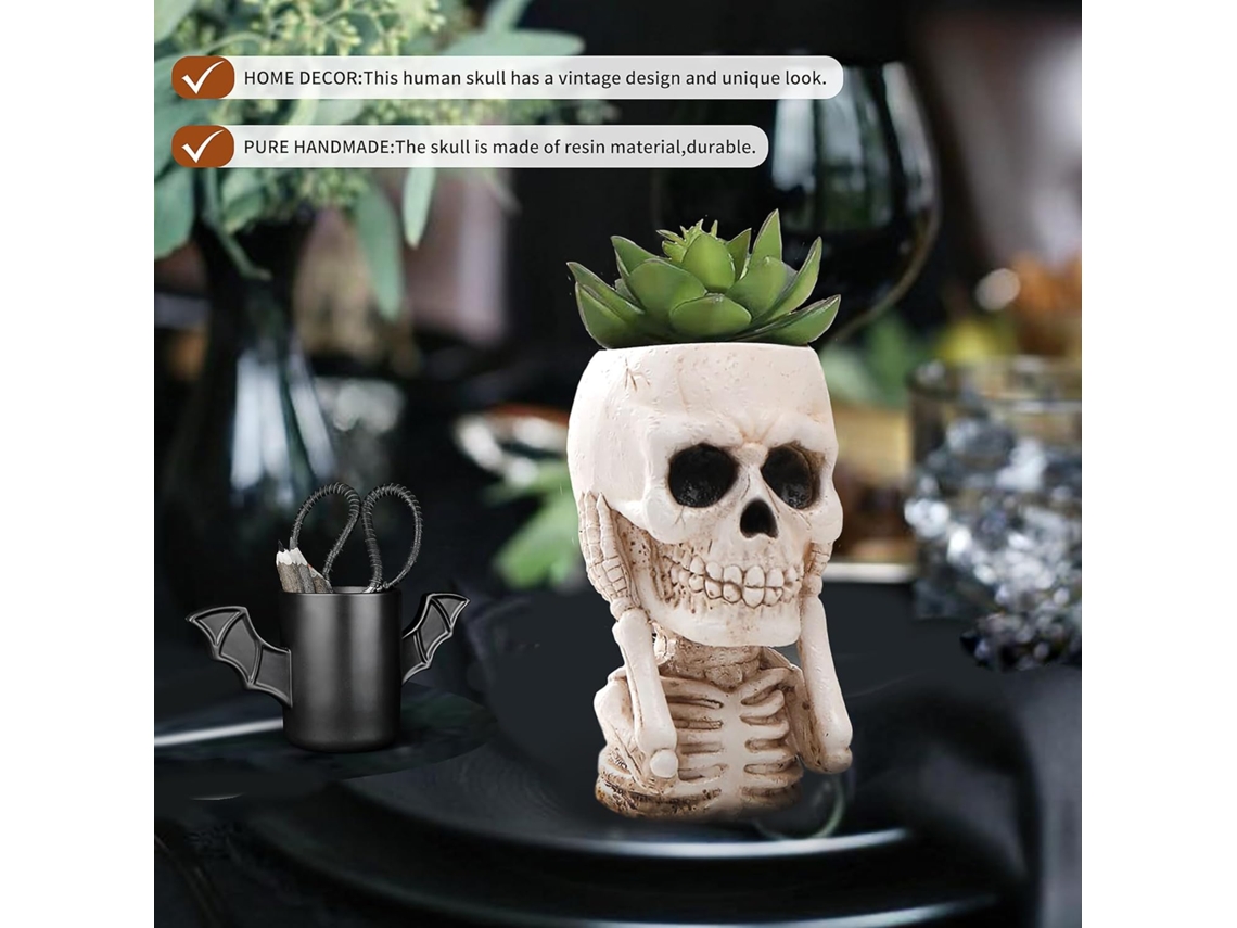 Réplica antiga de um crânio humano. Vaso de flores em formato de caveira. Halloween gótico (indecente, não dê ouvidos).