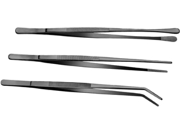 Conjunto de 3 pinças para churrasco práticas e resistentes ao calor, incluindo uma pinça longa e confortável.