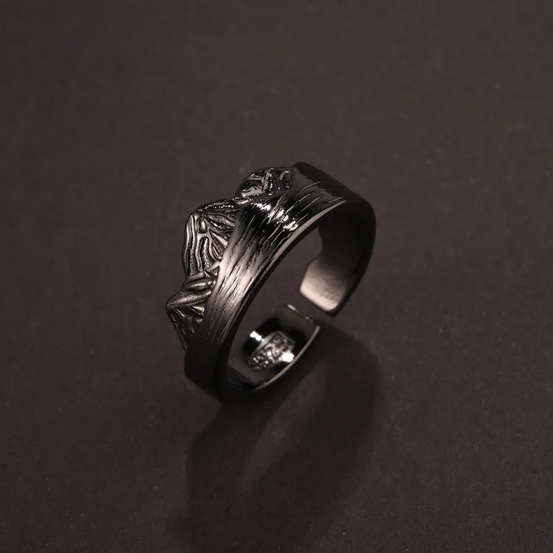 Anel Masculino Minimalista Preto em Formato de Montanha, com Abertura Ajustável e Design Geométrico de Montanha. MDUG