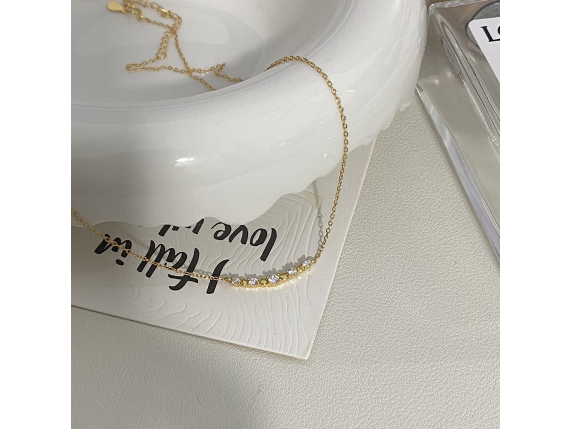 Foto Real de uma Atmosfera Elegante e Sofisticada, Prata de Lei S925, Colar Sorridente, Luxo Discreto e Versátil. MDUG (ouro)