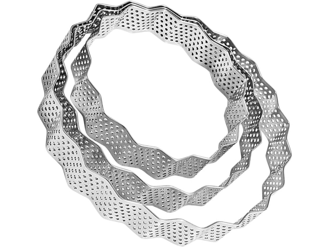 Conjunto de 3 argolas redondas de aço inoxidável com bordas perfuradas.
