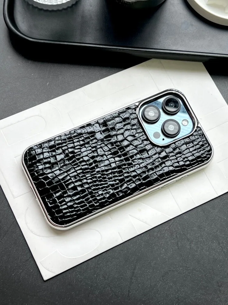 Capa Para Celular (iphone 14 Plus Preto) Em Couro Eletrogalvanizado Com Padrão De Crocodilo, Resistente A Impactos E Macia.