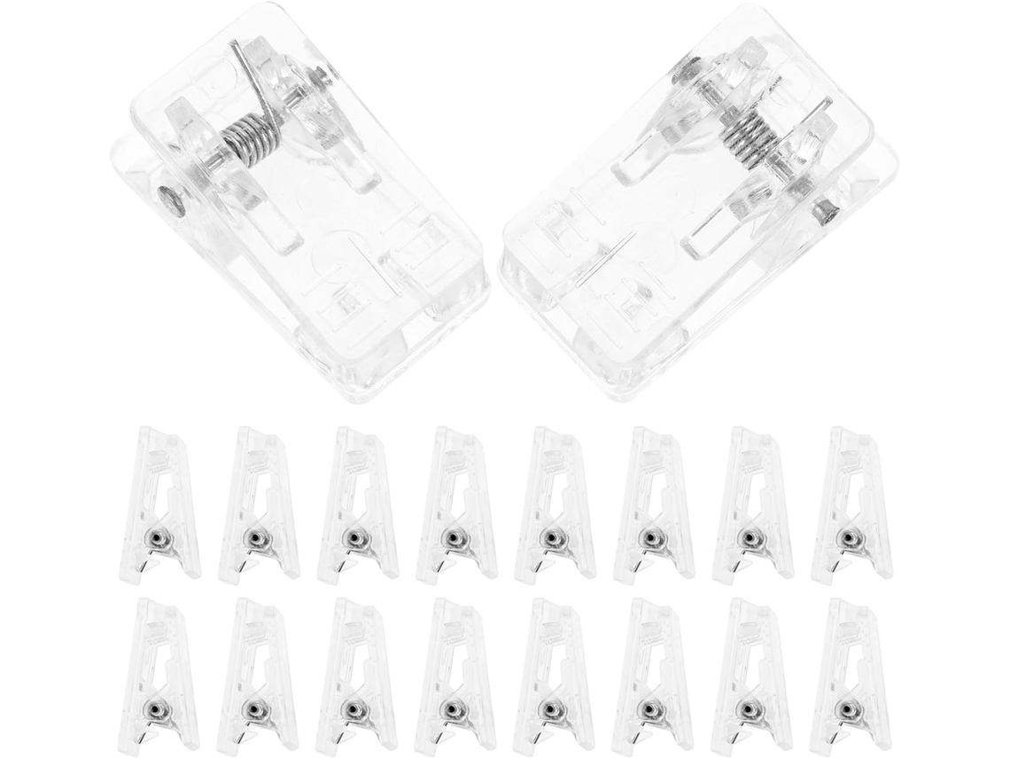 Conjunto de 50 prendedores de plástico transparente para crachás de identificação, resistentes e ideais para uso escolar.
