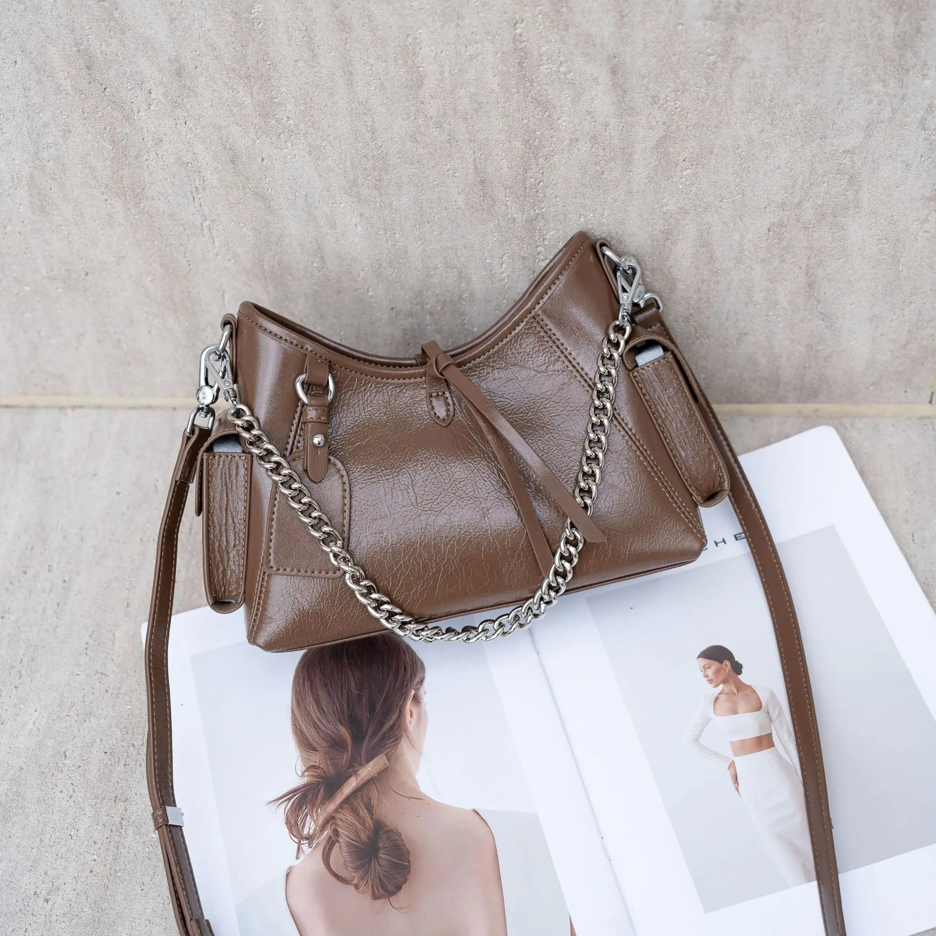 Bolsa De Ombro Feminina Em Couro Genuíno (cor Café Claro), Estilo De Designer De Luxo, Com Alça De Corrente.