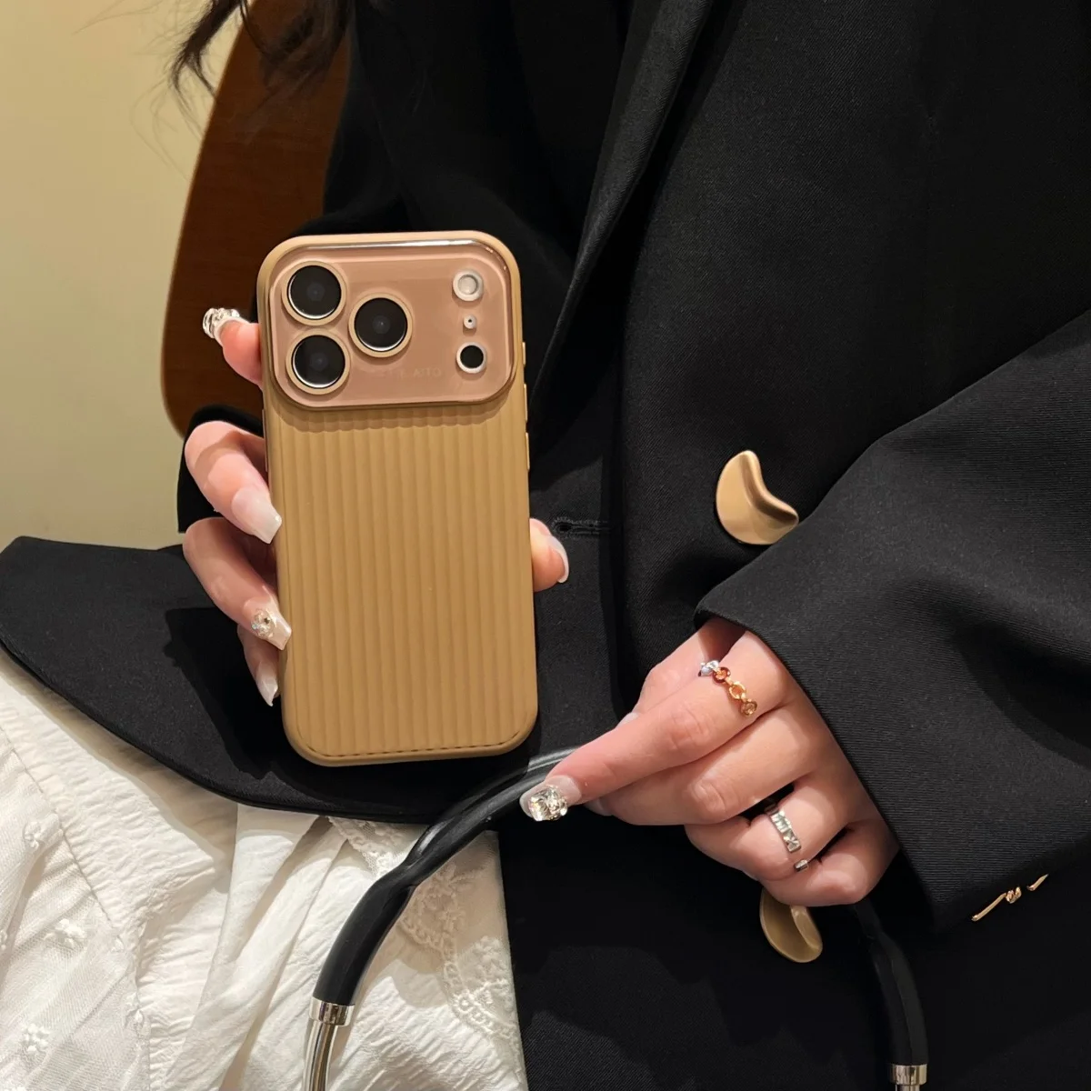 Capa Listrada Para Iphone 16 Pro (cáqui), Protege A Câmera, Acabamento Fosco À Prova De Choque.