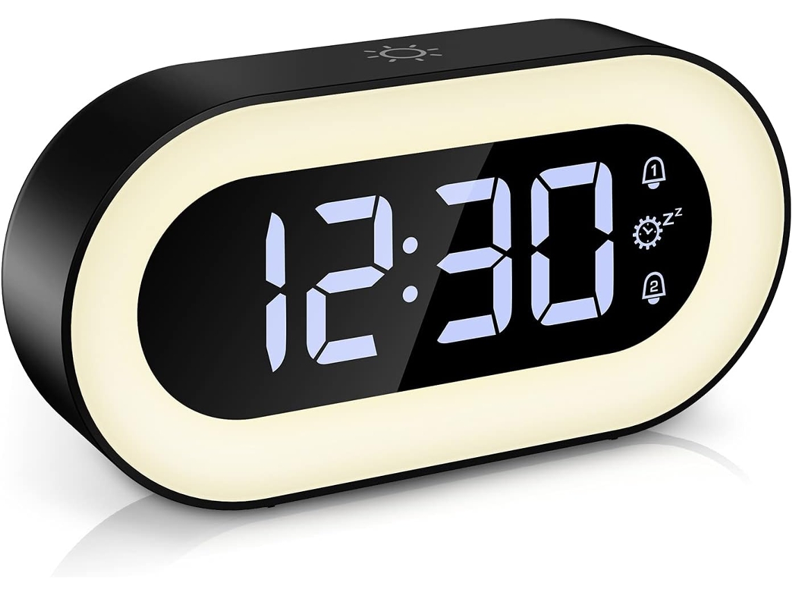 Despertador digital com luz noturna LED e função soneca. Brilvibera