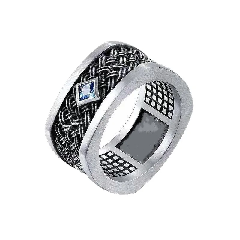 Anel Masculino Quadrado com Pedra Preciosa Azul e Aro Ajustável com Padrão Entrelaçado. MDUG