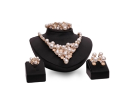 Jóias Elegantes Com Pérolas Falsas E Strass