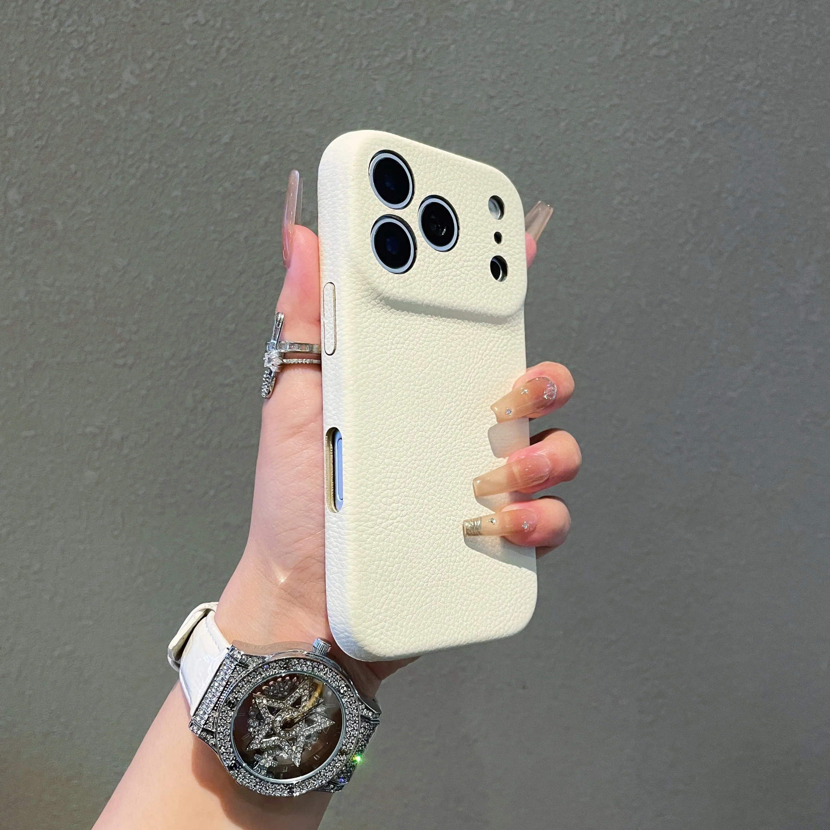 Capa Para Celular (iphone 13 Branco) Em Couro Pu Fosco Com Textura De Lichia E Proteção Para A Câmera.