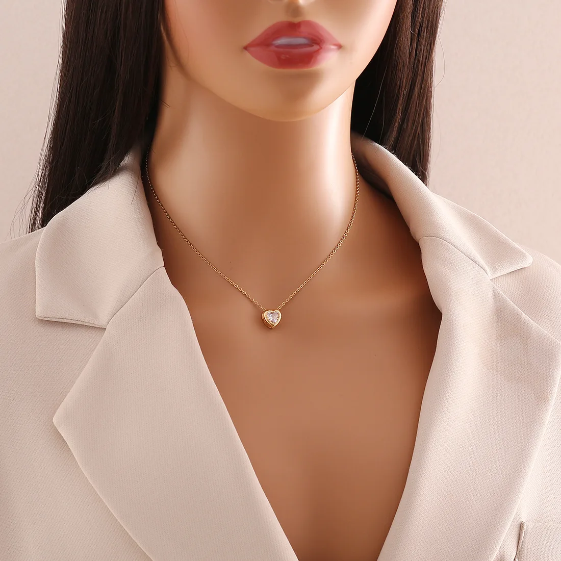 Colar Com Pingente Em Formato De Coração (branco) Cravejado Com Zircônias, Corrente Em Aço Inoxidável Banhado A Ouro.