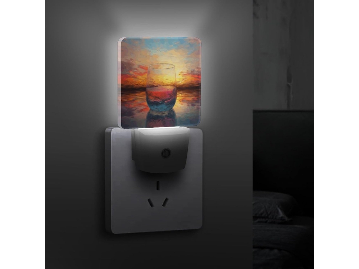 Luminária de vidro colorida em formato de bebida, iluminada pelo sol, retirada da parede, com sensor crepuscular.