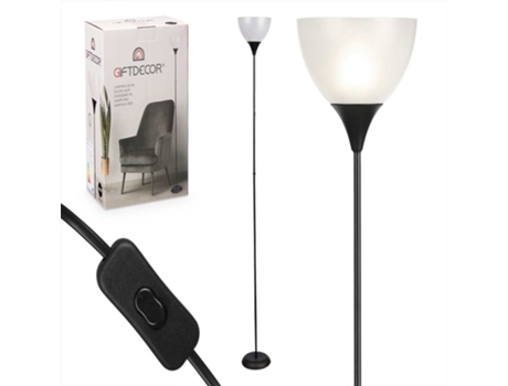Uma elegante luminária de chão preta aquece a sua casa