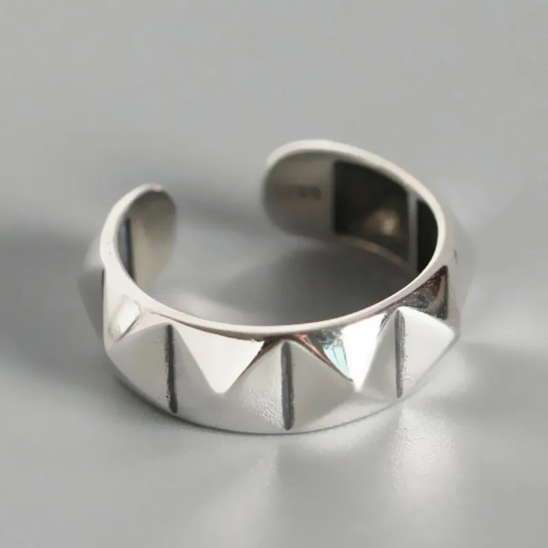 Anel Elegante e Brilhante, Vazado, em Formato de Diamante, na Cor Prata. MDUG