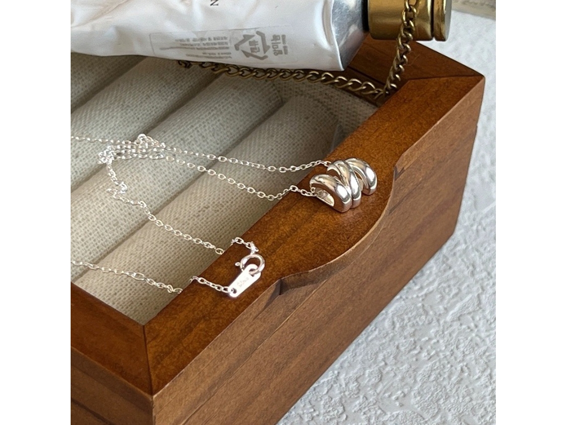 Colar com Pingente em Formato de Onda, com Design Geométrico Minimalista e Sofisticado em Prata 925 , Estilo Moderno e Elegante. MDUG (ouro Branco)