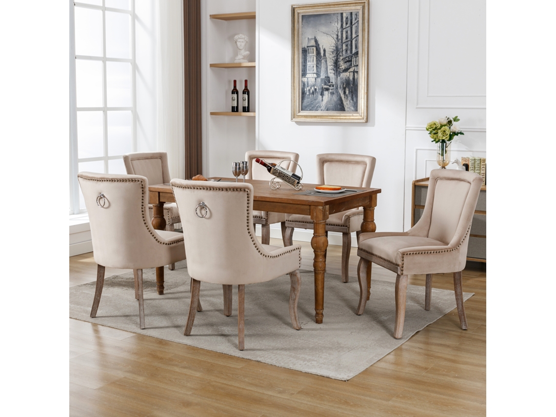 Conjunto De 6 Cadeiras Luxuosas Em Veludo Bege Com Tachas Decorativas E Pés De Madeira Maciça.