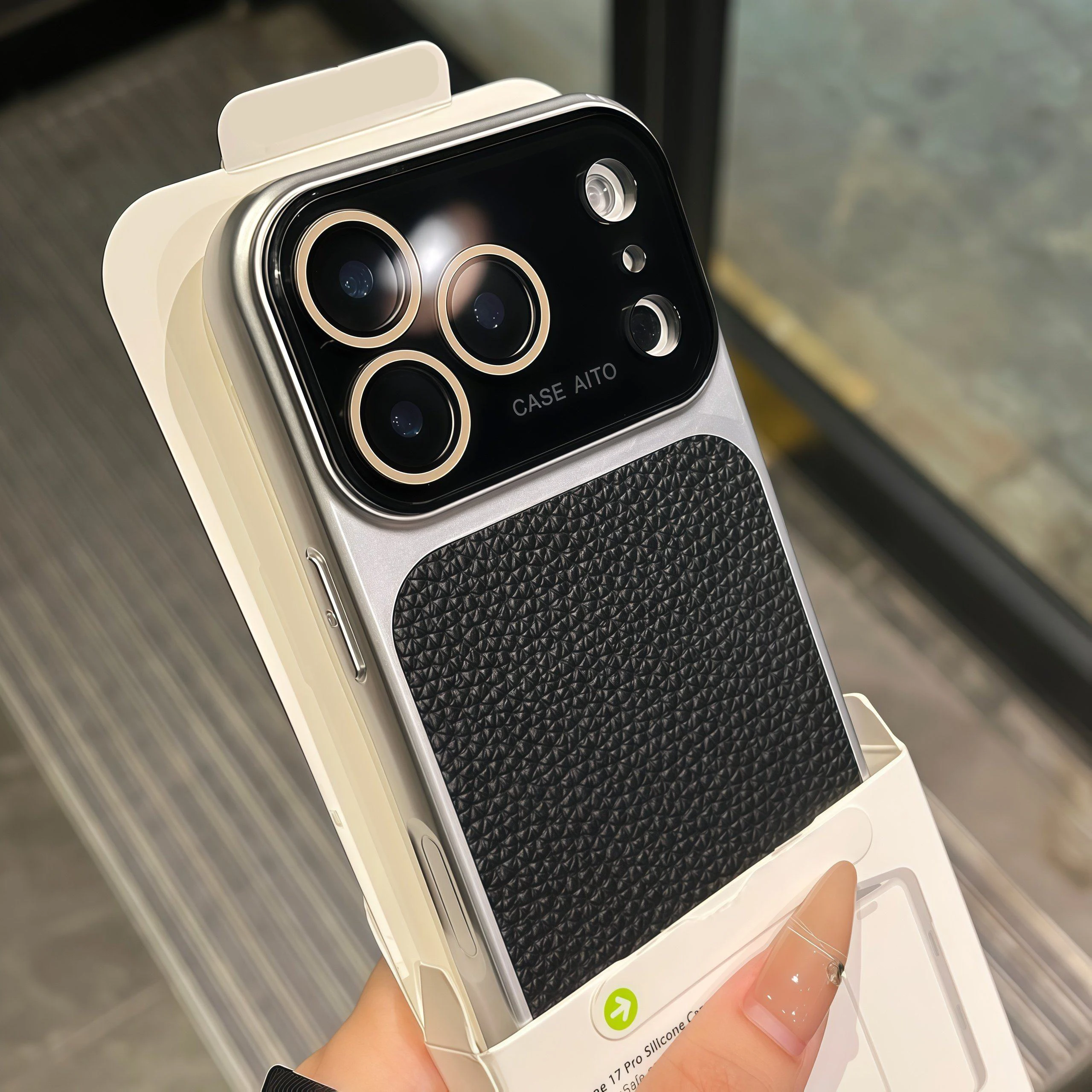 Capa De Celular Retrô Em Couro Cor Lichia (iphone 16 Preto), Fosca E Resistente A Impactos.