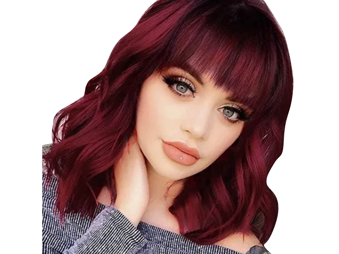 Peruca curta ondulada e cacheada estilo bob na cor vermelho vinho com franja.