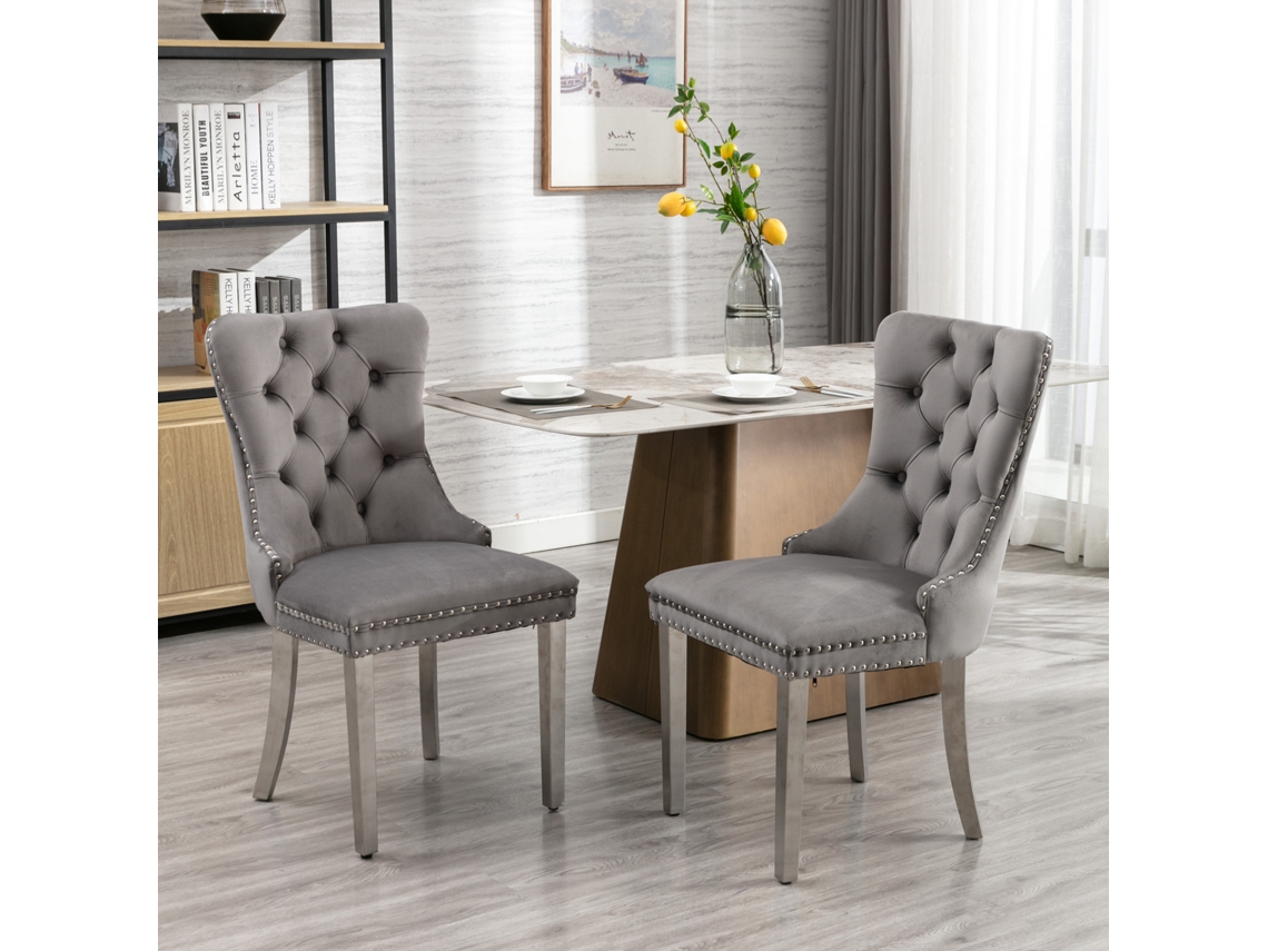 Juego de 2 sillas de comedor tapizadas en terciopelo con patas de acero inoxidable cromado y detalles de tachuelas. Gris y cromo.
