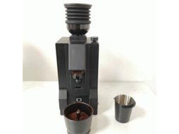 Recipiente dosador para moedor de café, ideal para dosar, limpar ou manusear durante o preparo de café expresso.