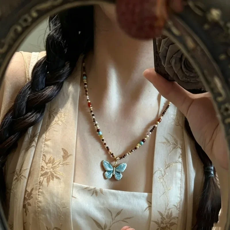 Colar Vintage Azul Claro Com Borboleta E Gotas De Óleo, Um Presente Perfeito Para Uma Festa De Escritório.