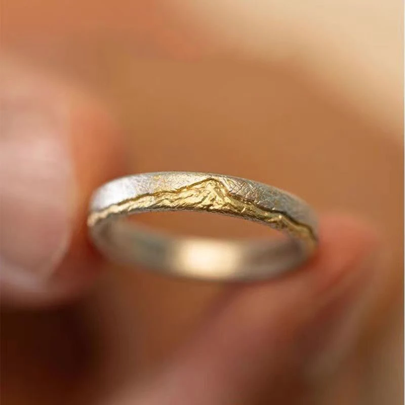 Anel Vintage Dourado com Padrão Geométrico de Montanha, Vazado e com Várias Pedras Sobrepostas, uma Joia Elegante para Presentear. MDUG