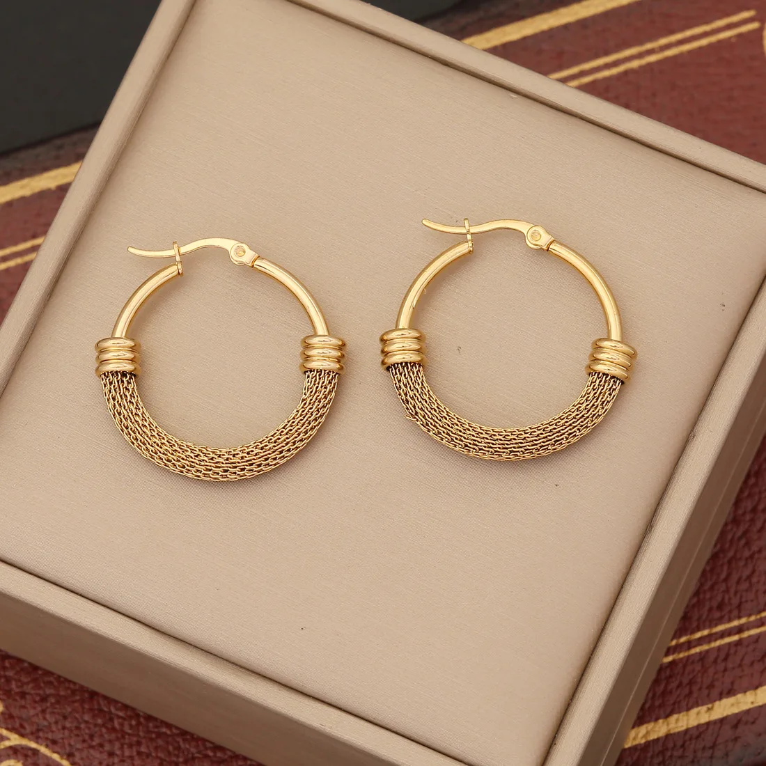 Brincos de Argola em Aço Inoxidável Dourado, Brincos Redondos Simples em Formato de Malha para Mulheres. MDUG