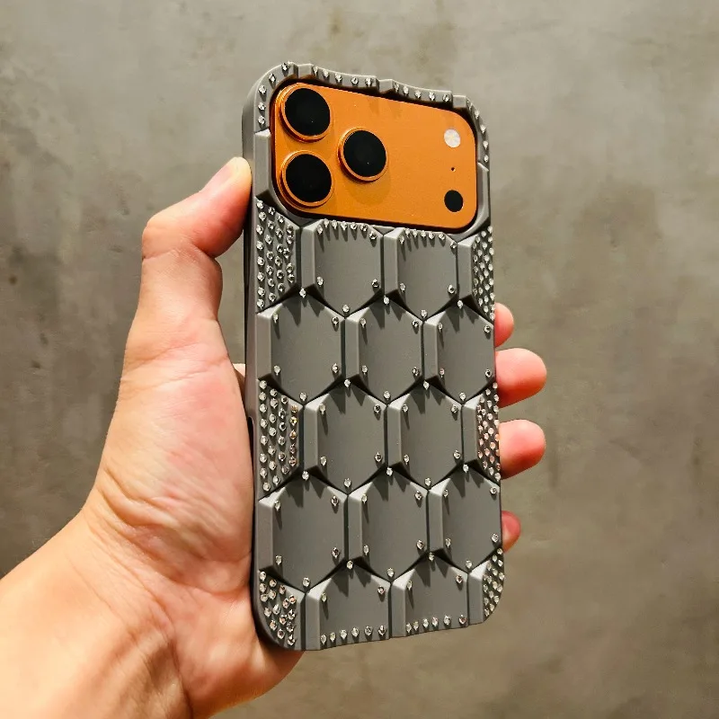 Capa Para Celular (iphone 16 Pro Cinza) Com Design Em Favo De Mel E Strass, Proteção Contra Impactos.