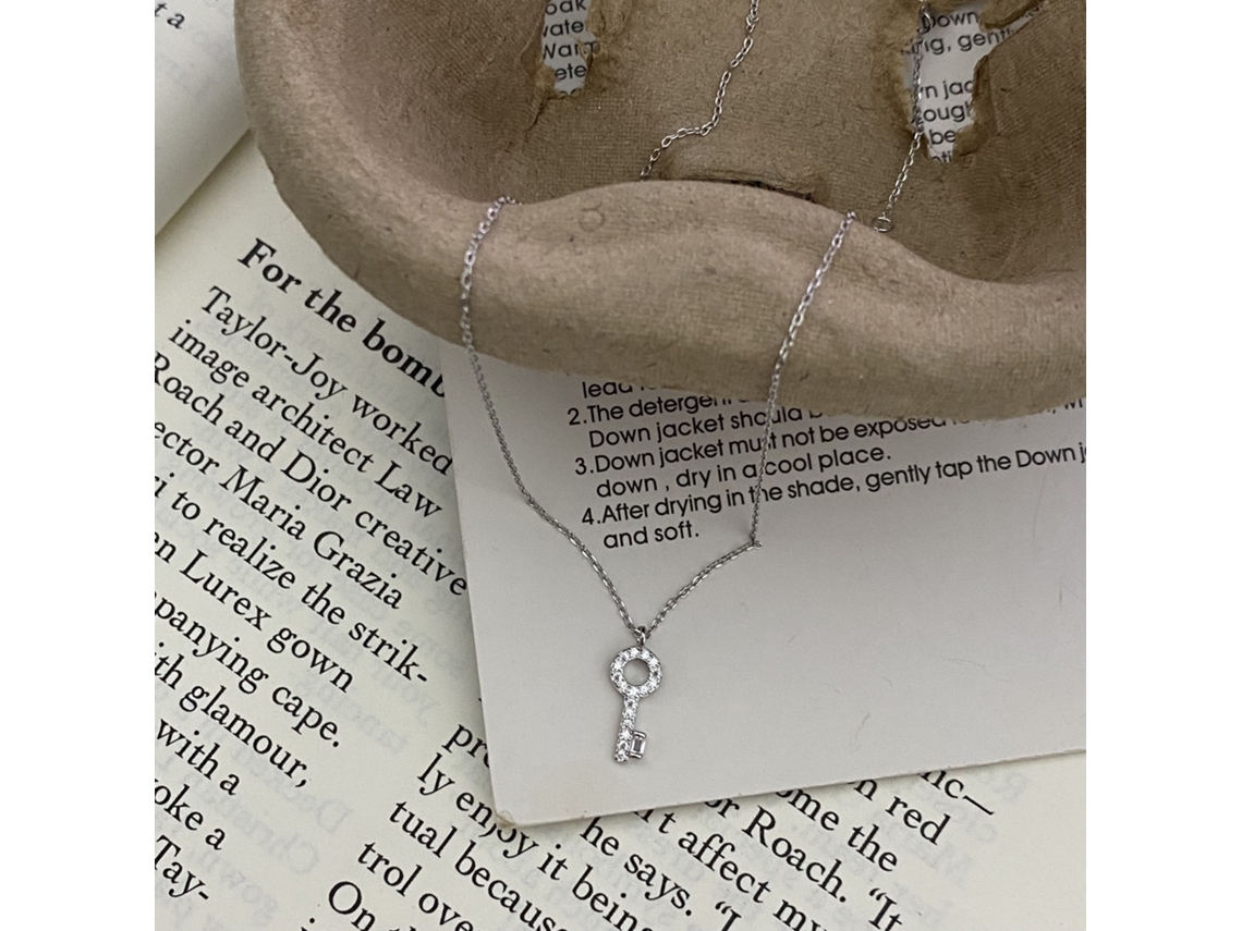 Colar Mini Chave da Sorte em Prata de Lei 925 com Zircônias Incrustadas , Design Luxuoso e Brilhante MDUG (ouro Branco)