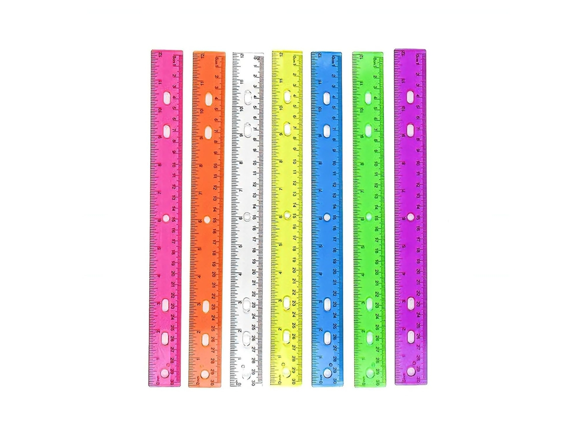 Régua transparente de 30 cm com 12 furos, ideal para desenho, matemática e medição. Perfeita para desenhar.